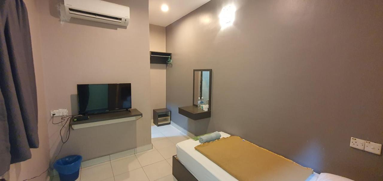 CK Hotel Lumut Buitenkant foto