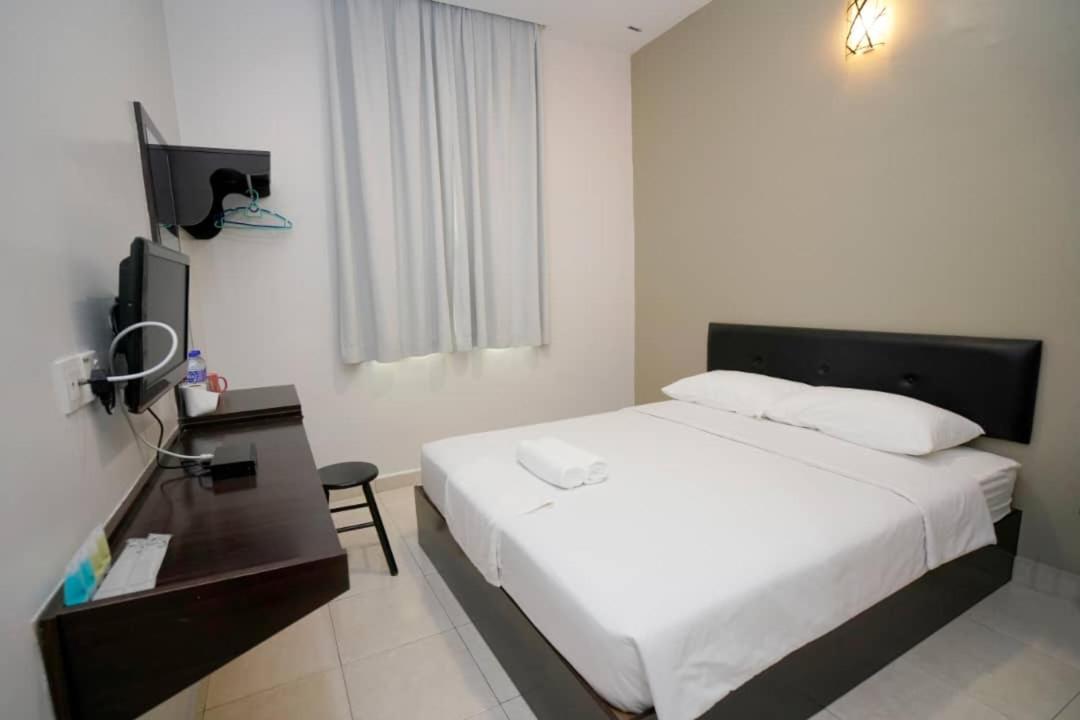 CK Hotel Lumut Buitenkant foto