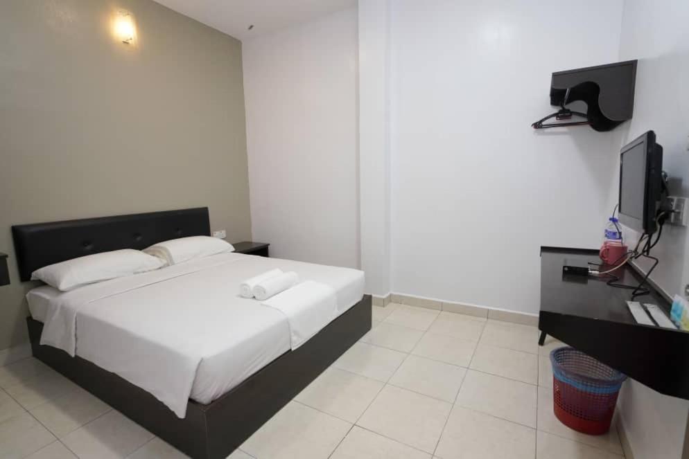 CK Hotel Lumut Buitenkant foto