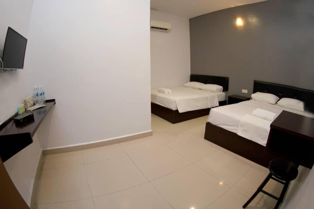 CK Hotel Lumut Buitenkant foto