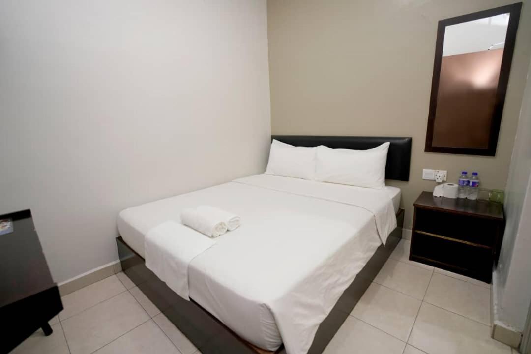 CK Hotel Lumut Buitenkant foto